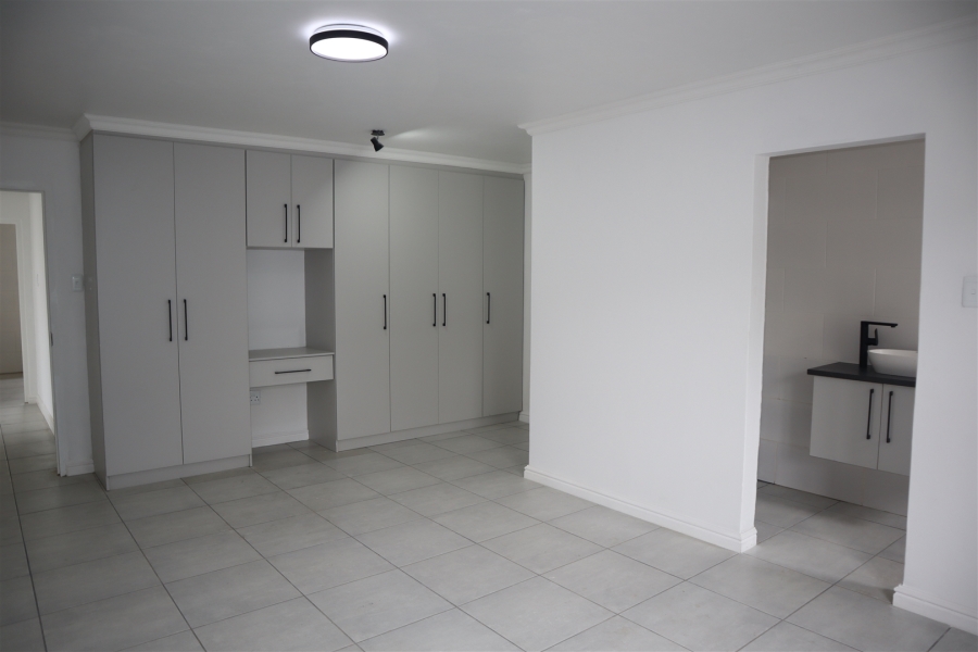 5 Bedroom Property for Sale in Wavecrest Eastern Cape